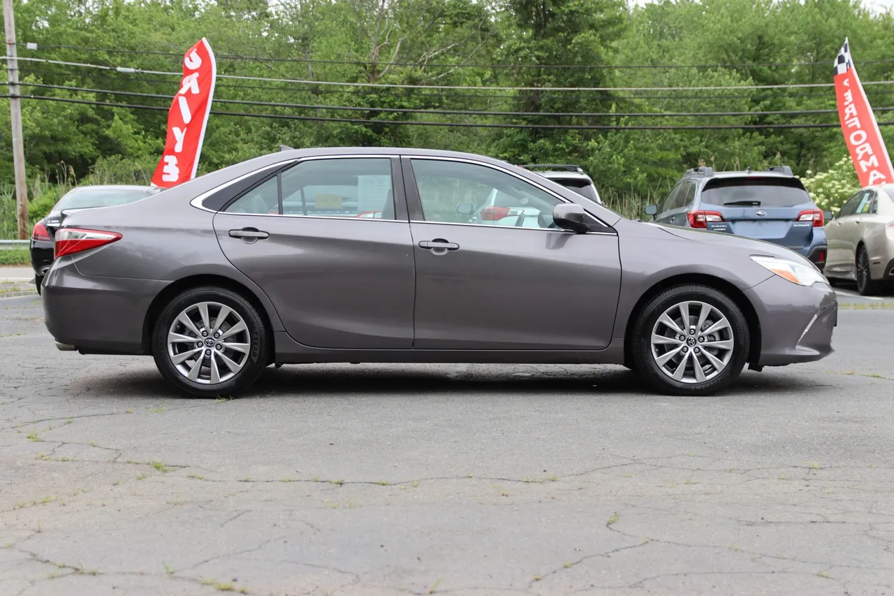 2017 Toyota Camry XLE Sedan 4D in gray — photo 6 of 32