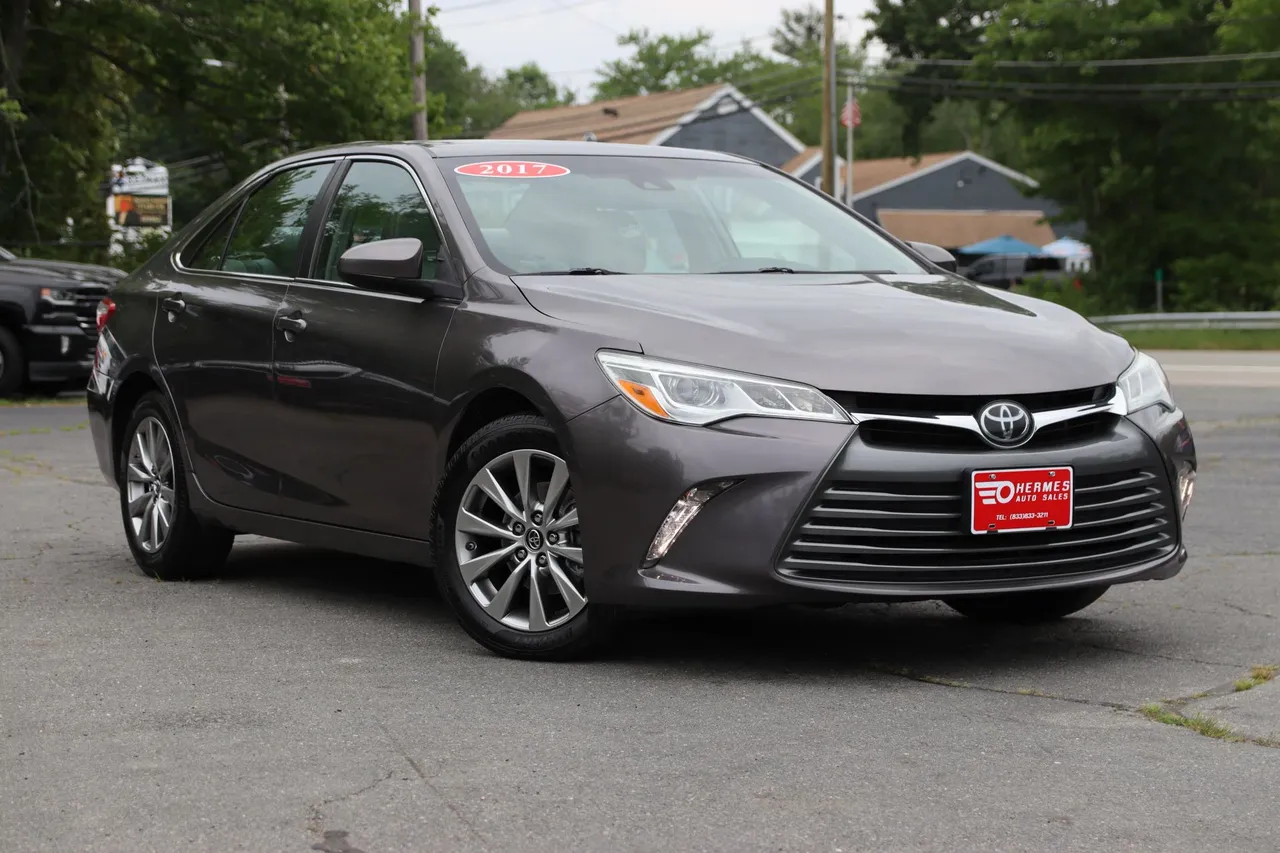 2017 Toyota Camry XLE Sedan 4D in gray — photo 7 of 32