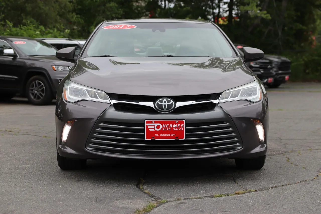 2017 Toyota Camry XLE Sedan 4D in gray — photo 8 of 32
