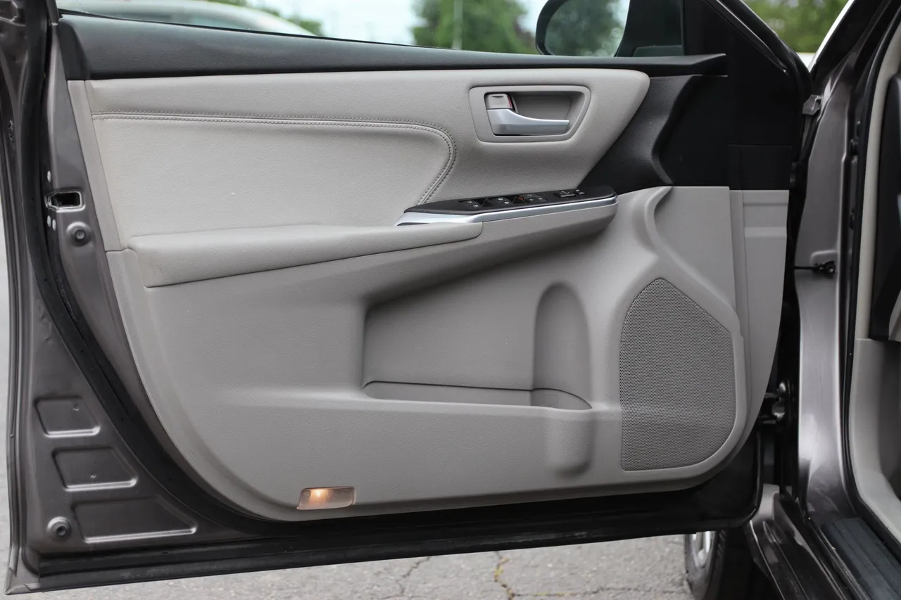 2017 Toyota Camry XLE Sedan 4D in gray — photo 9 of 32