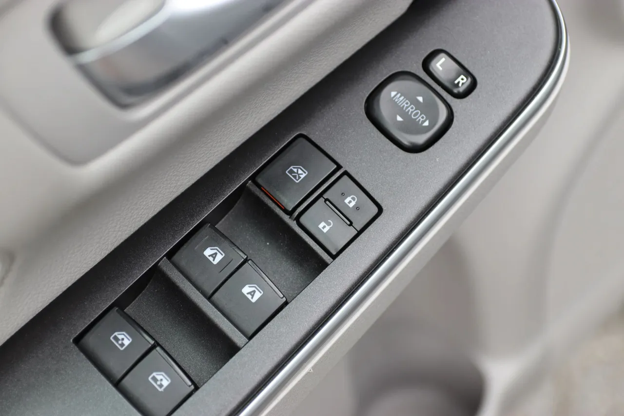 2017 Toyota Camry XLE Sedan 4D in gray — photo 10 of 32