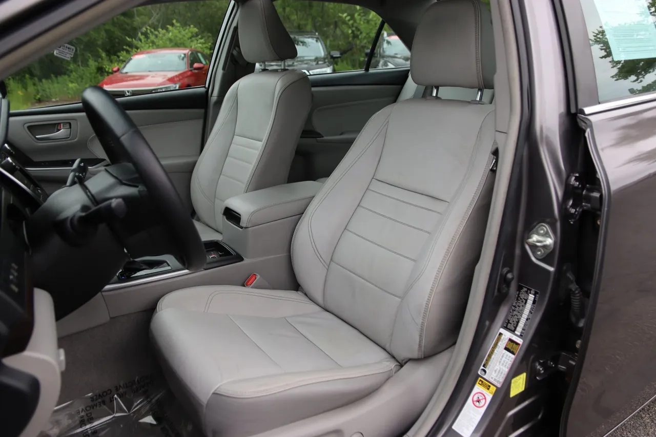 2017 Toyota Camry XLE Sedan 4D in gray — photo 11 of 32