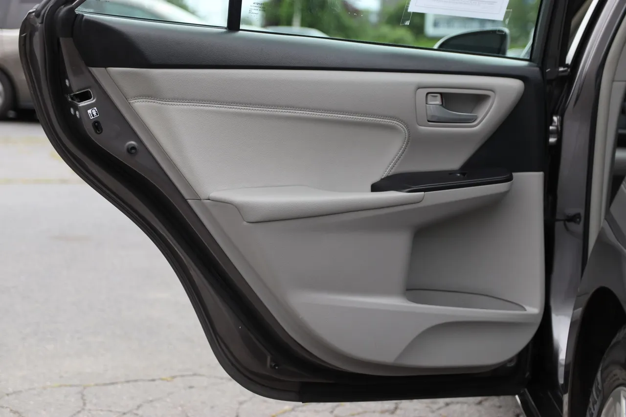 2017 Toyota Camry XLE Sedan 4D in gray — photo 13 of 32