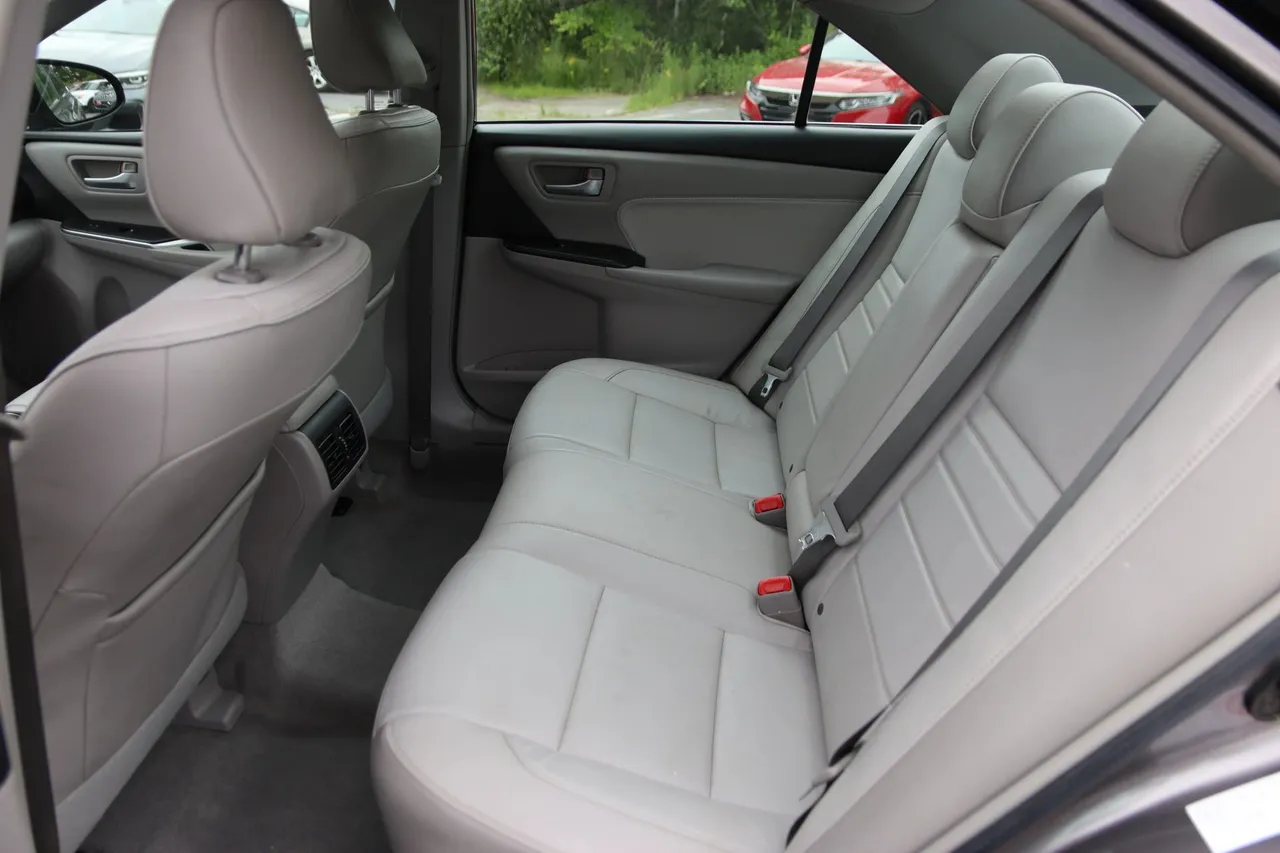 2017 Toyota Camry XLE Sedan 4D in gray — photo 14 of 32