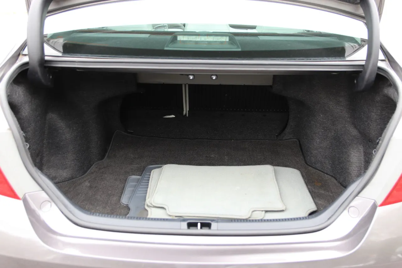2017 Toyota Camry XLE Sedan 4D in gray — photo 16 of 32