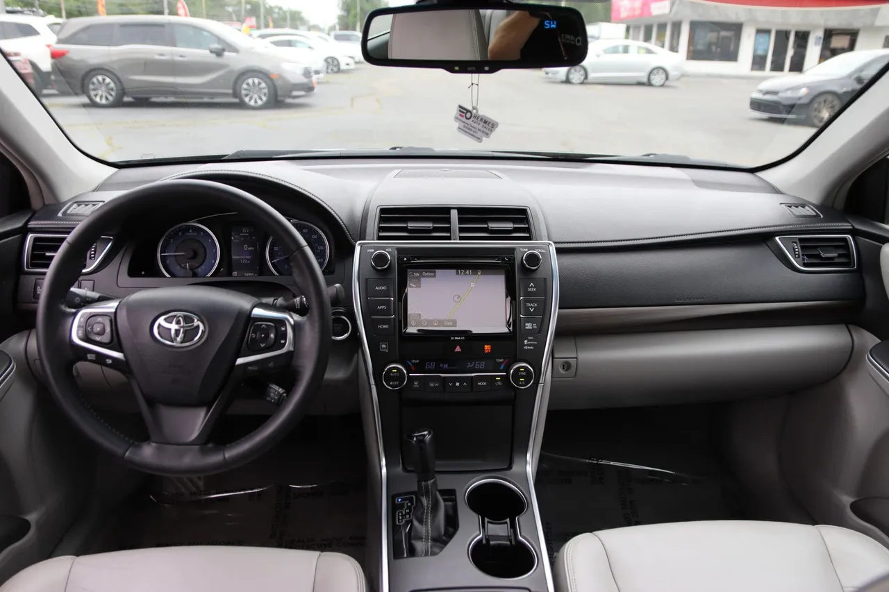 2017 Toyota Camry XLE Sedan 4D in gray — photo 17 of 32