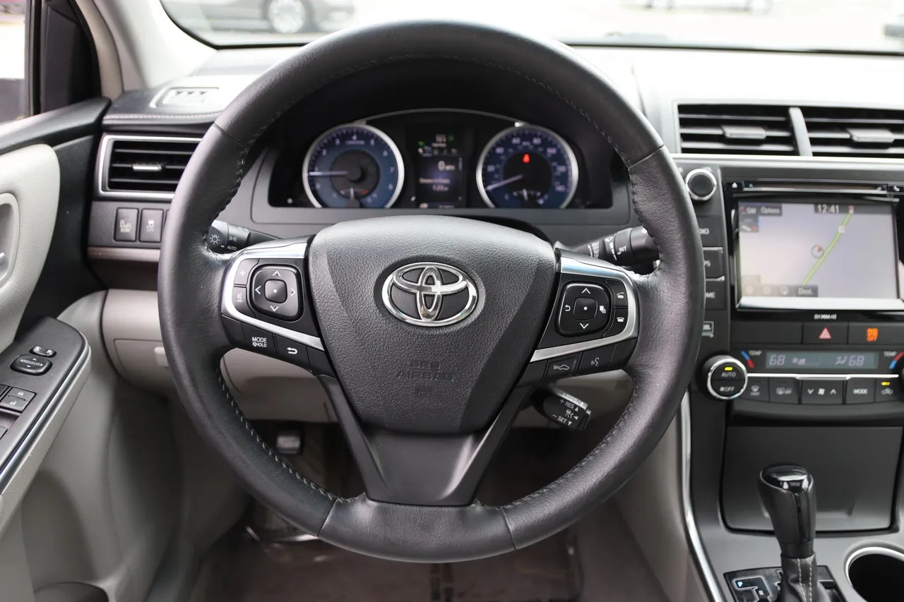 2017 Toyota Camry XLE Sedan 4D in gray — photo 18 of 32