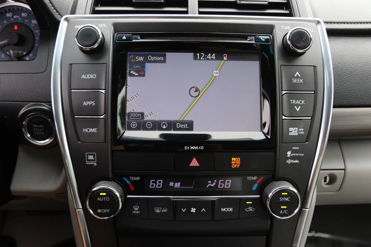 2017 Toyota Camry XLE Sedan 4D in gray — photo 23 of 32