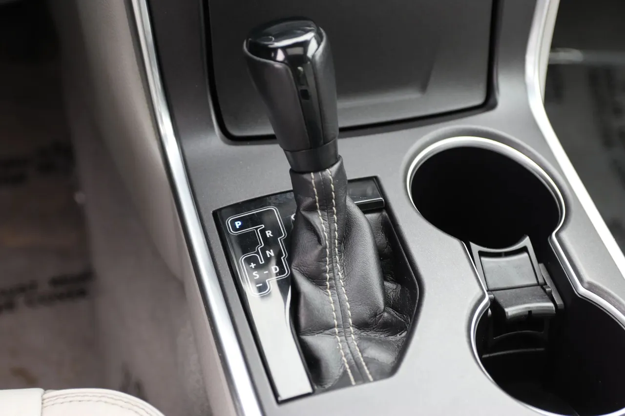 2017 Toyota Camry XLE Sedan 4D in gray — photo 25 of 32