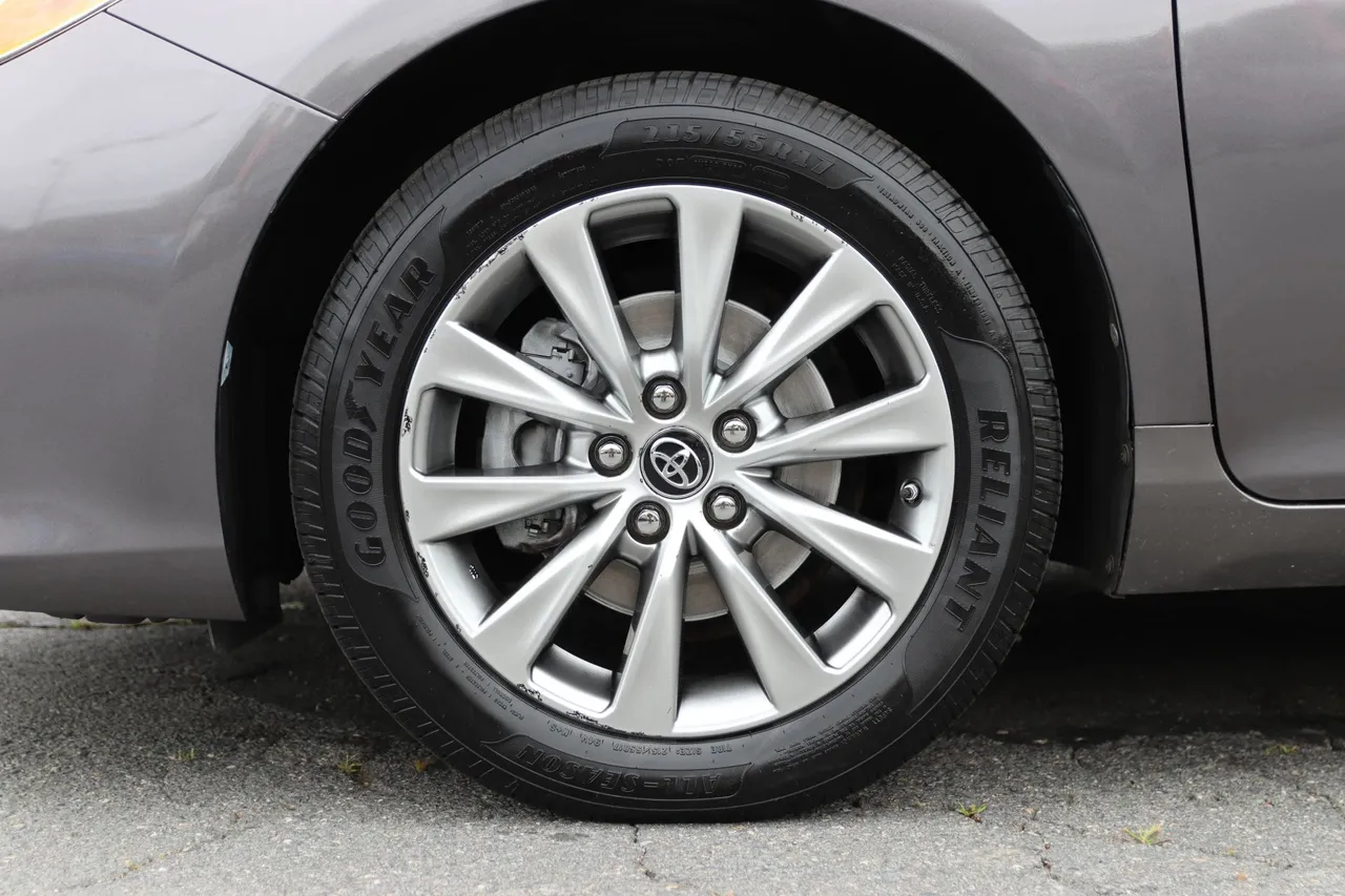 2017 Toyota Camry XLE Sedan 4D in gray — photo 29 of 32