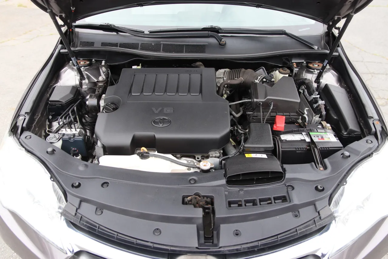 2017 Toyota Camry XLE Sedan 4D in gray — photo 30 of 32