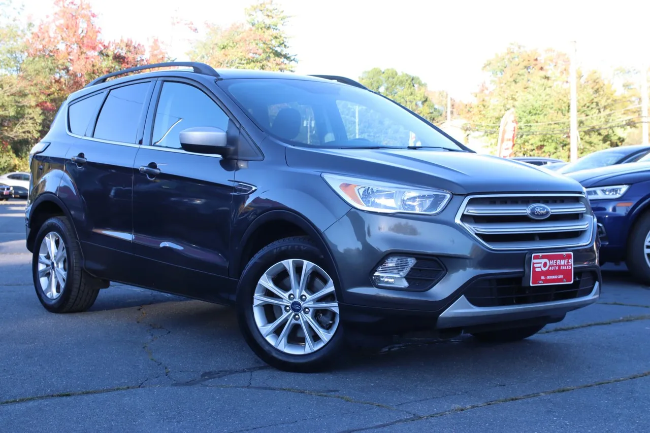 2018 Ford Escape SE Sport Utility 4D in gray — photo 3 of 40