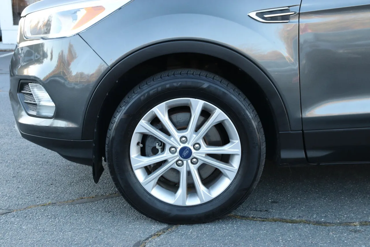 2018 Ford Escape SE Sport Utility 4D in gray — photo 4 of 40