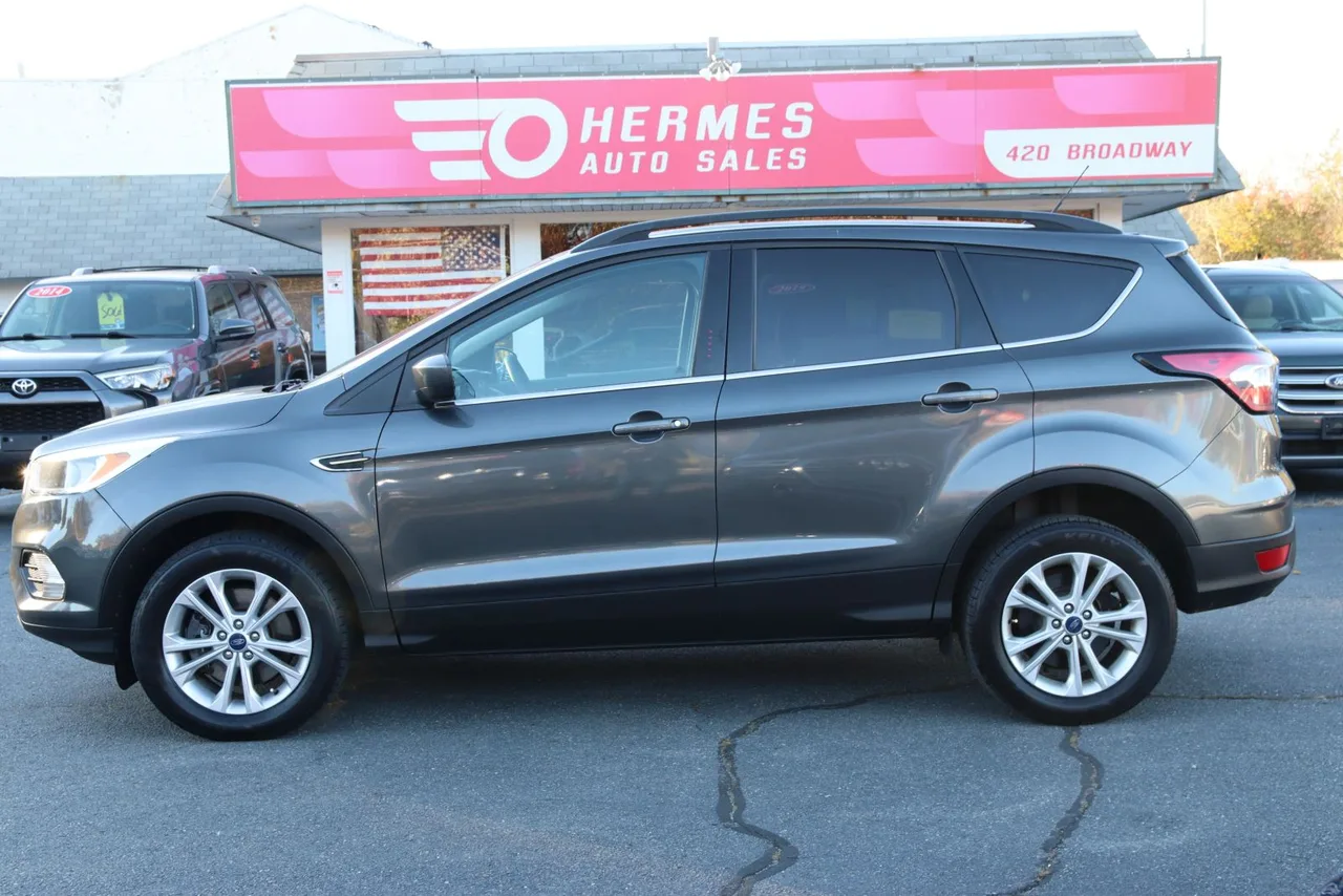 2018 Ford Escape SE Sport Utility 4D in gray — photo 5 of 40