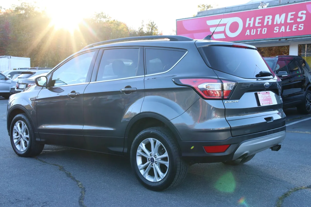 2018 Ford Escape SE Sport Utility 4D in gray — photo 7 of 40