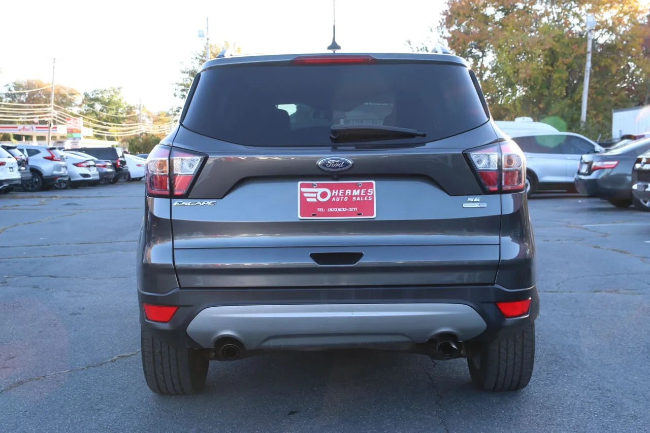 2018 Ford Escape SE Sport Utility 4D in gray — photo 9 of 40
