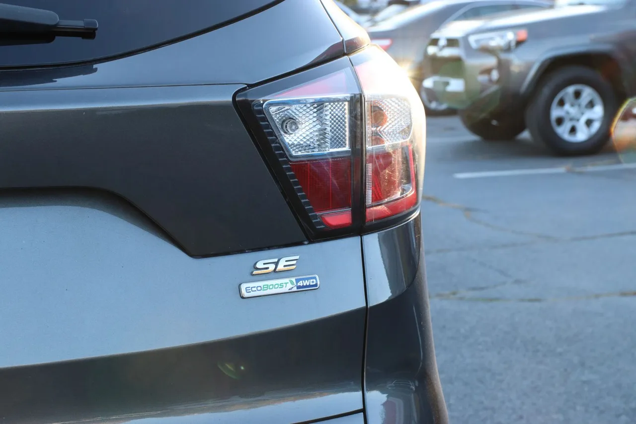 2018 Ford Escape SE Sport Utility 4D in gray — photo 10 of 40