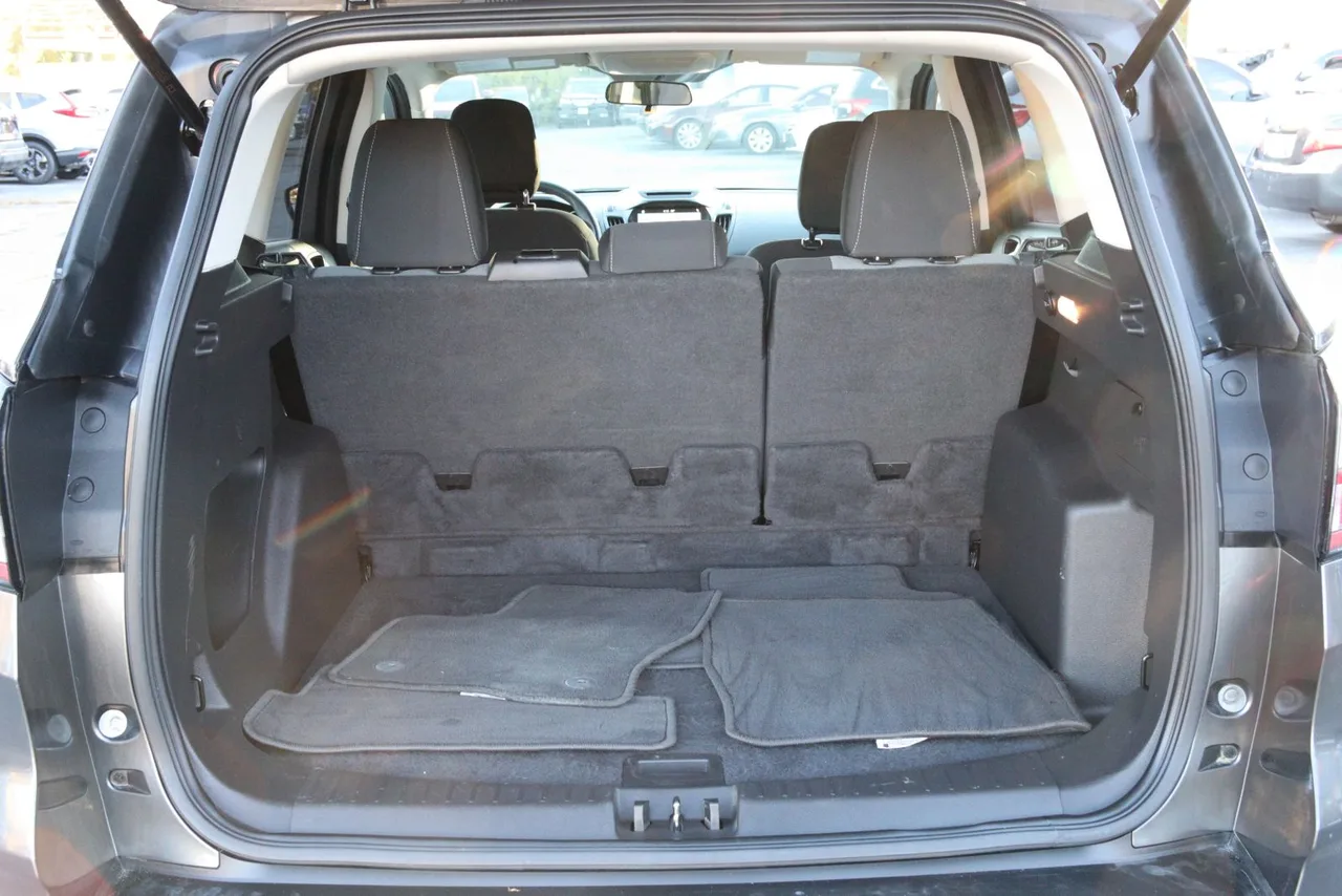 2018 Ford Escape SE Sport Utility 4D in gray — photo 11 of 40