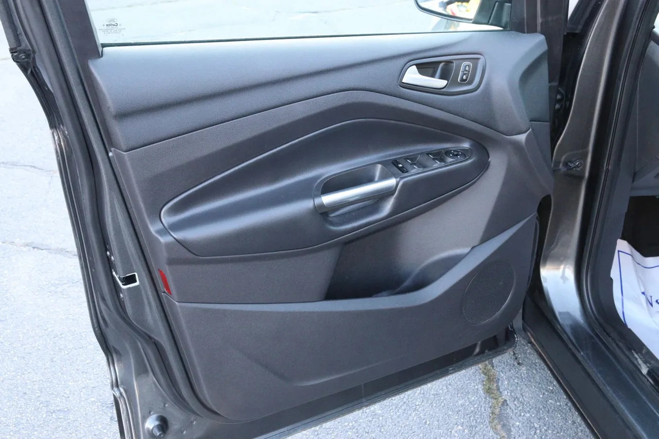 2018 Ford Escape SE Sport Utility 4D in gray — photo 13 of 40