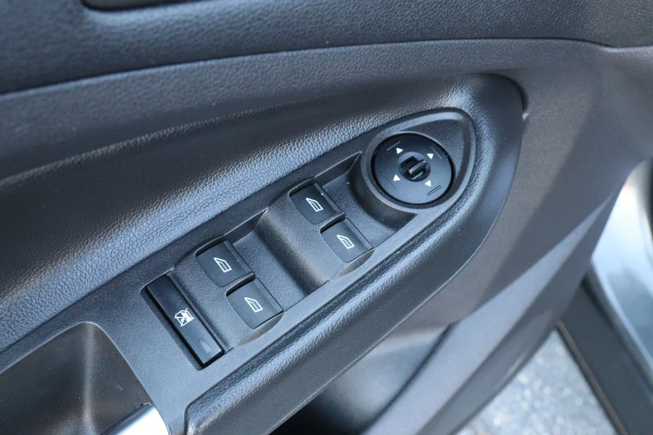 2018 Ford Escape SE Sport Utility 4D in gray — photo 14 of 40
