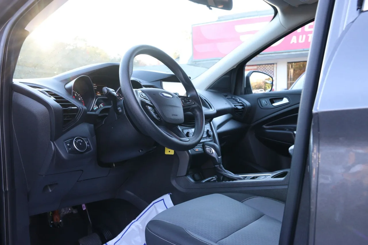 2018 Ford Escape SE Sport Utility 4D in gray — photo 15 of 40