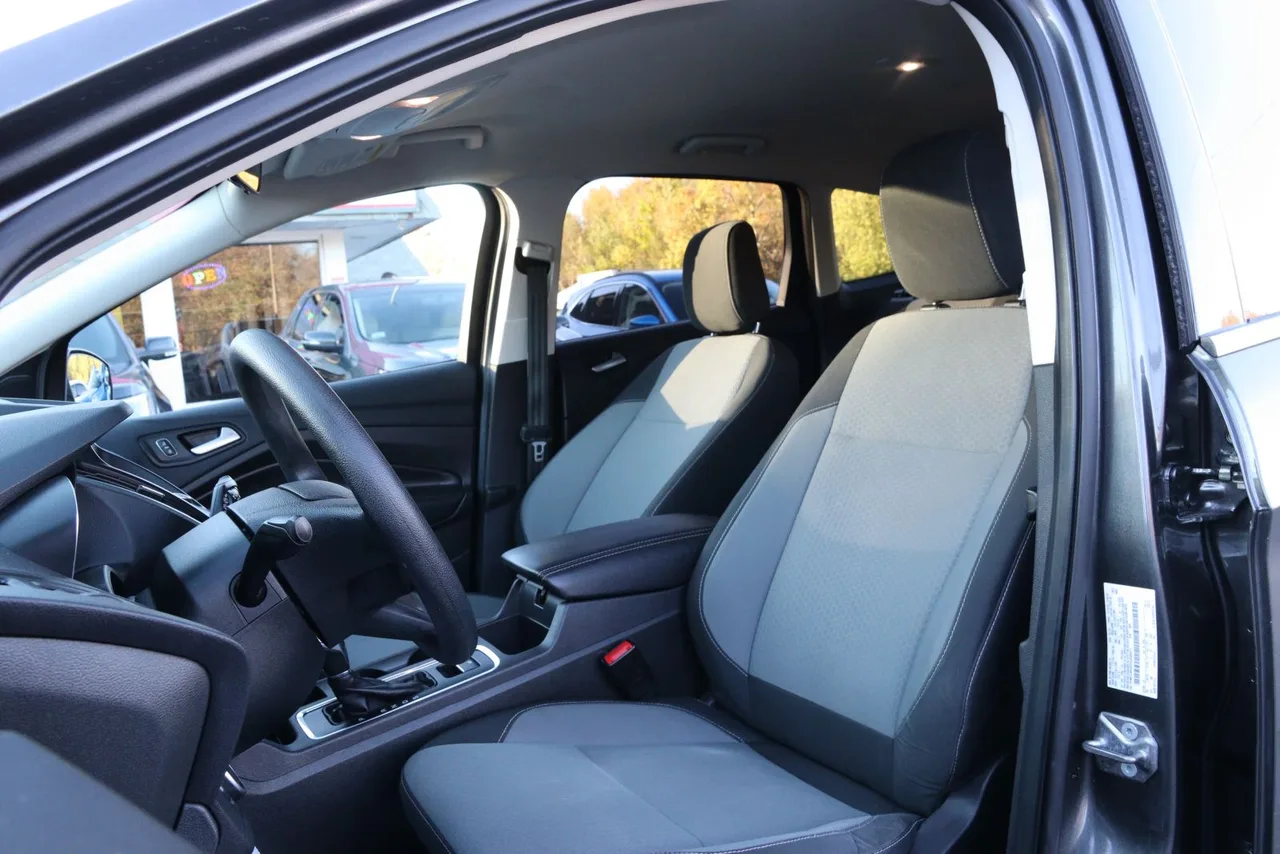 2018 Ford Escape SE Sport Utility 4D in gray — photo 16 of 40