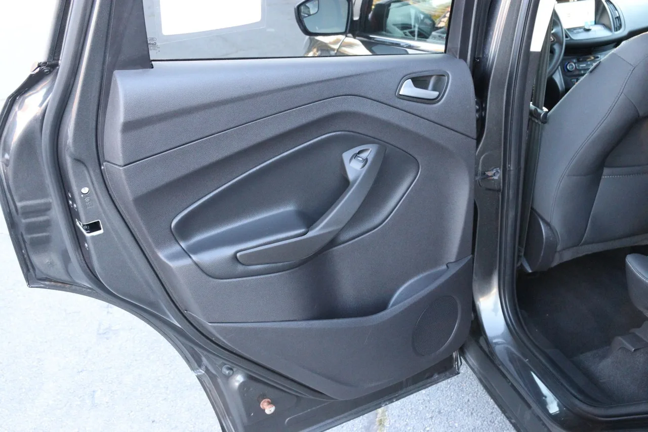 2018 Ford Escape SE Sport Utility 4D in gray — photo 18 of 40