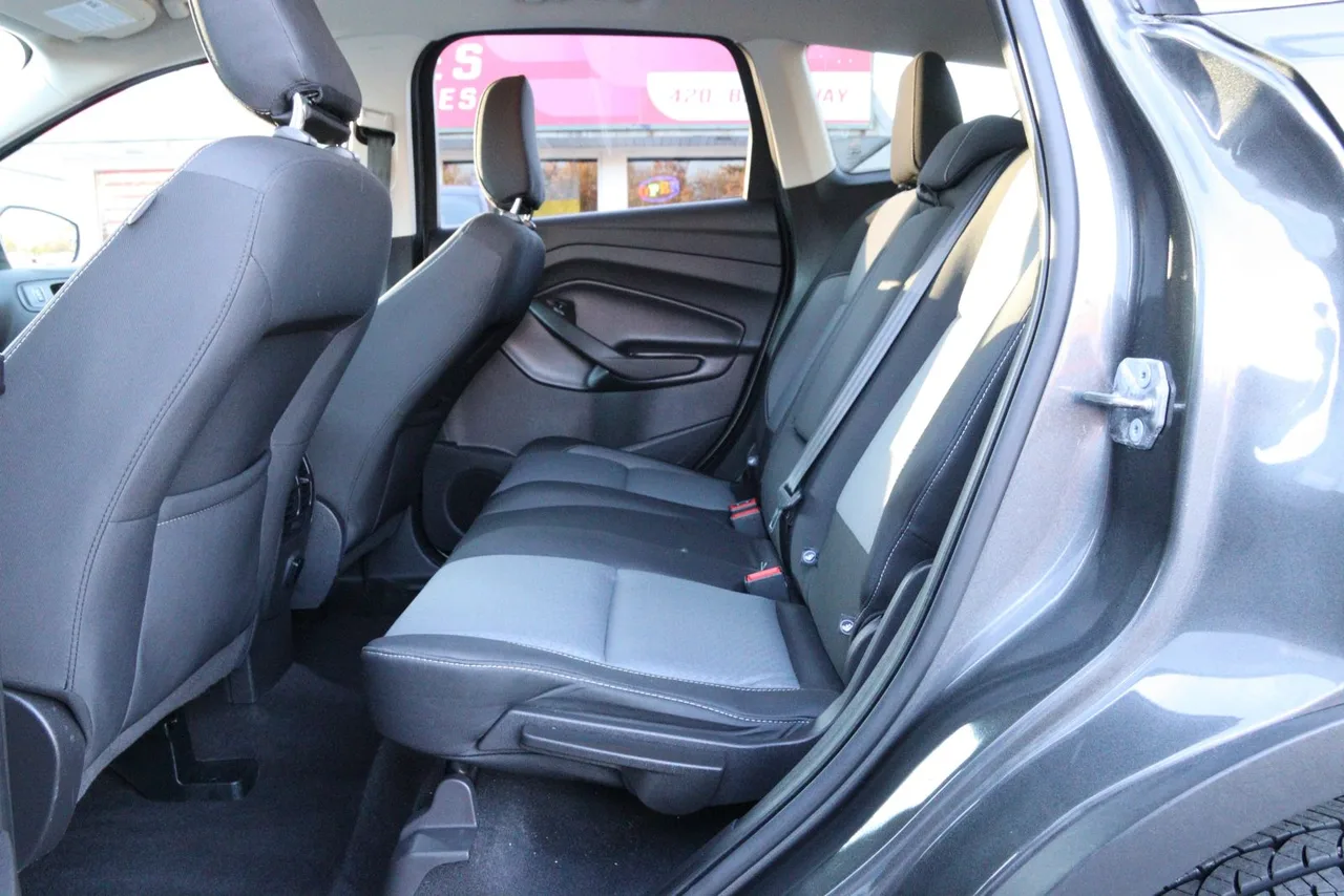 2018 Ford Escape SE Sport Utility 4D in gray — photo 20 of 40