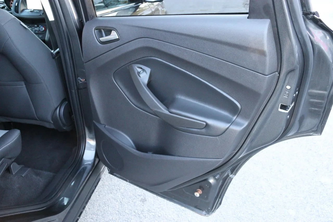 2018 Ford Escape SE Sport Utility 4D in gray — photo 21 of 40