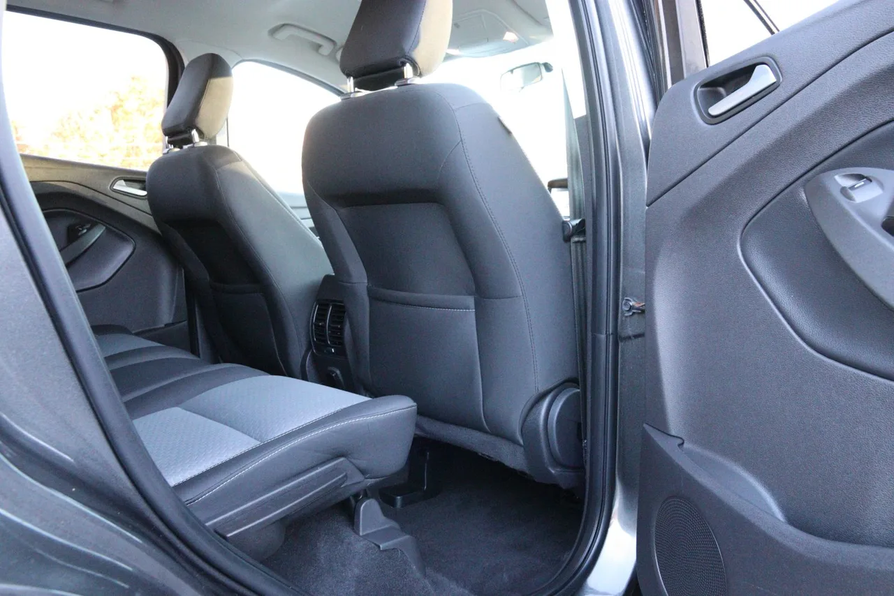 2018 Ford Escape SE Sport Utility 4D in gray — photo 22 of 40