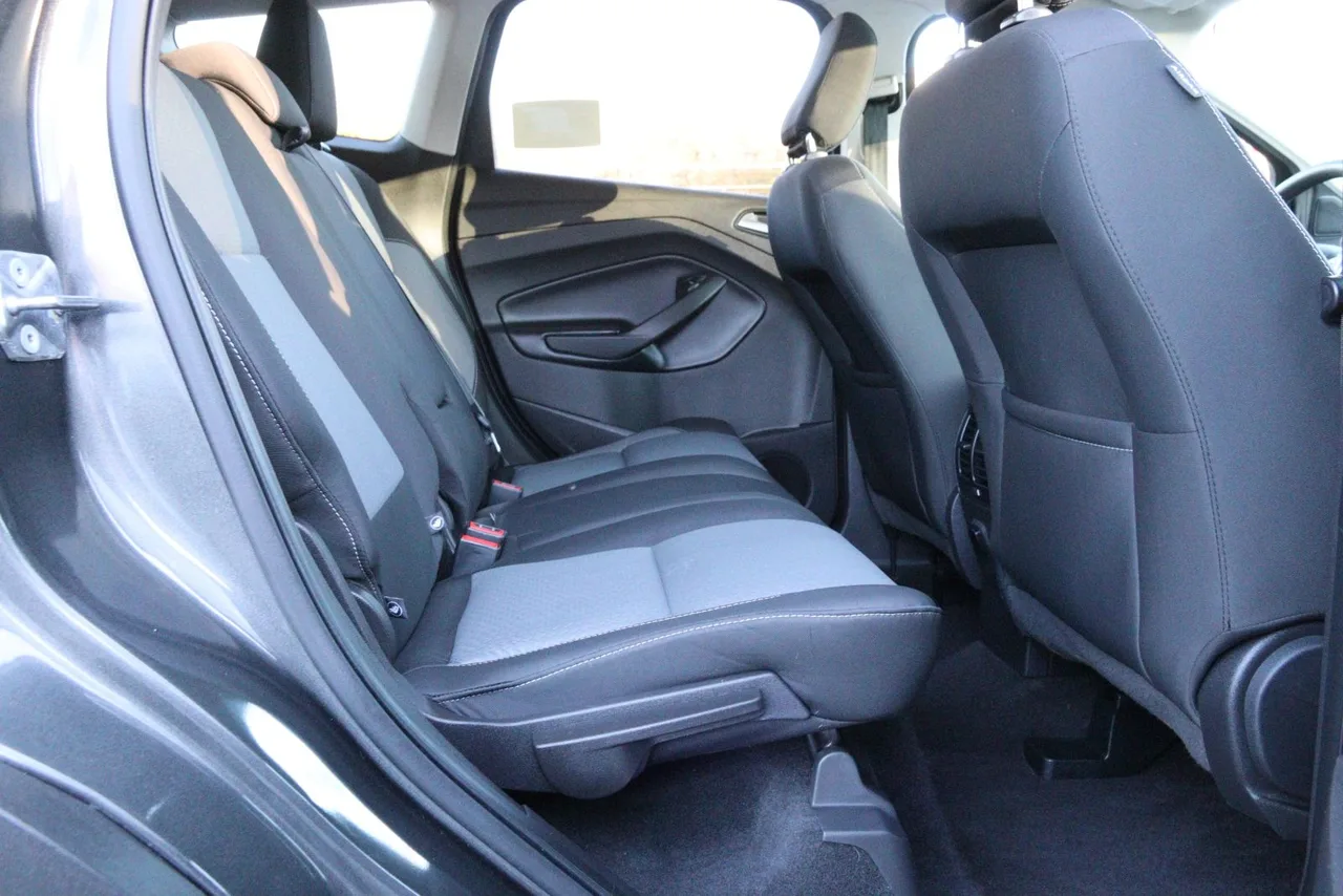 2018 Ford Escape SE Sport Utility 4D in gray — photo 23 of 40
