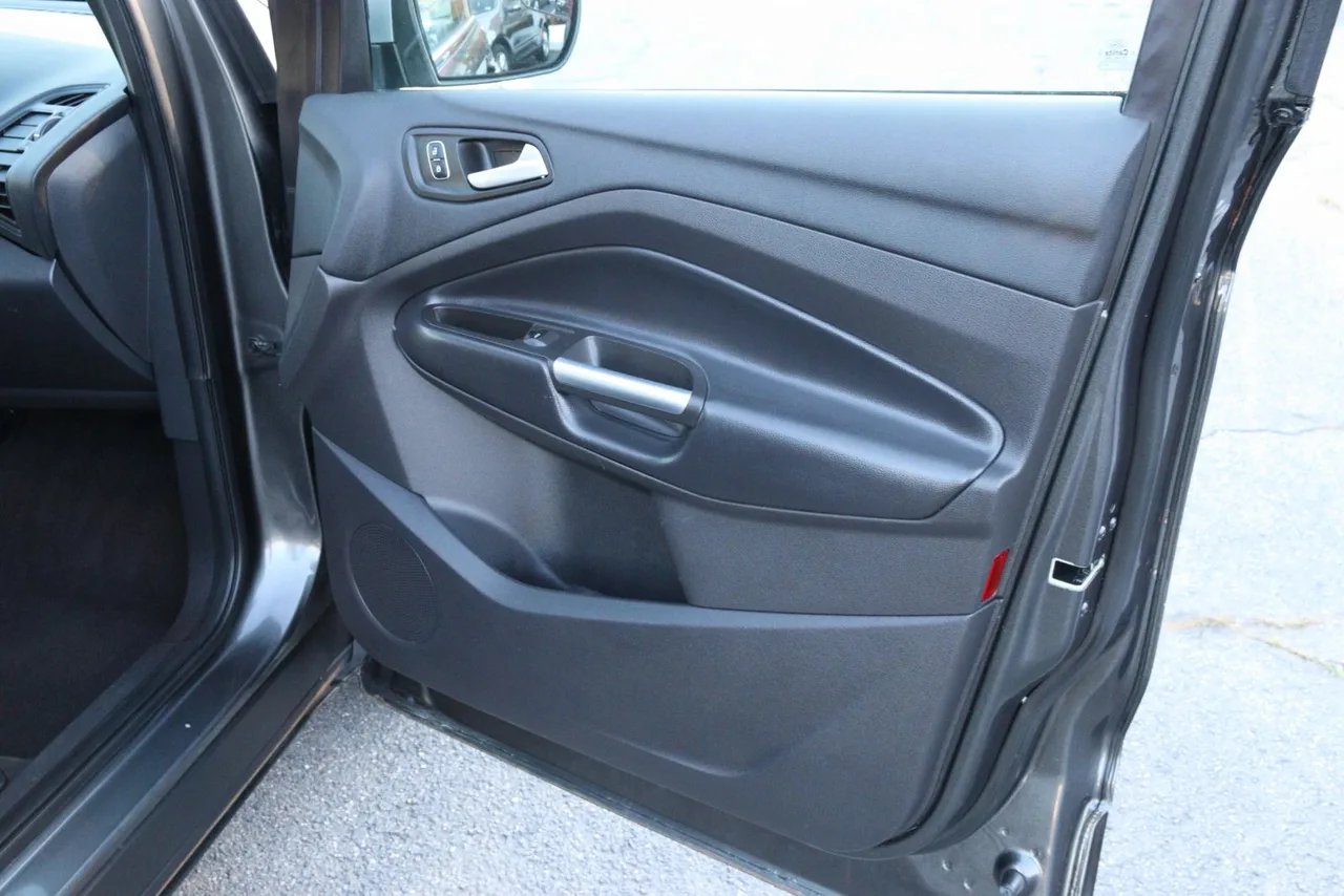 2018 Ford Escape SE Sport Utility 4D in gray — photo 24 of 40