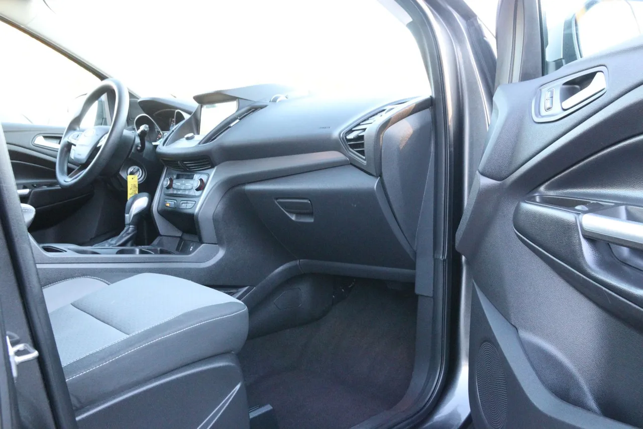 2018 Ford Escape SE Sport Utility 4D in gray — photo 25 of 40