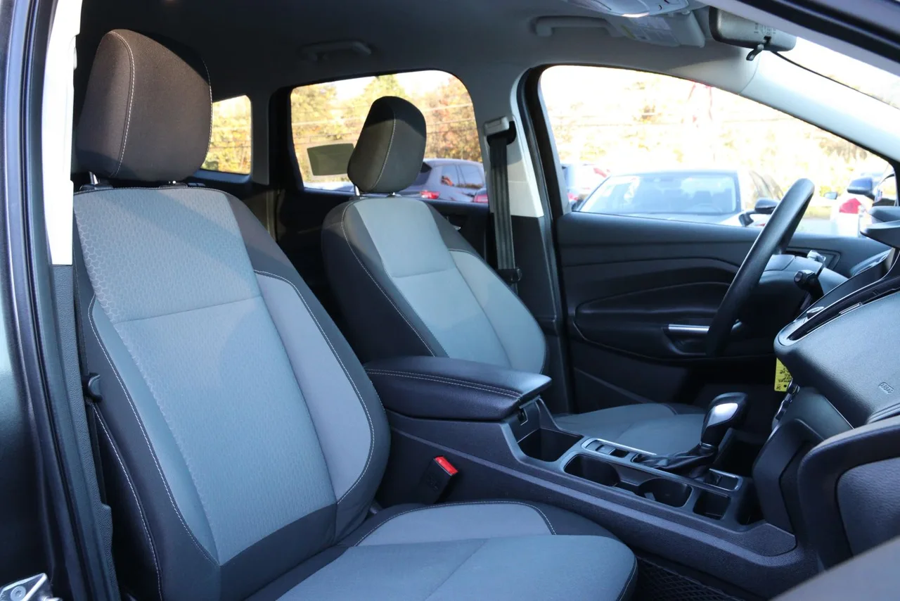 2018 Ford Escape SE Sport Utility 4D in gray — photo 26 of 40