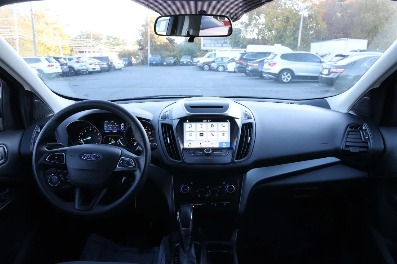 2018 Ford Escape SE Sport Utility 4D in gray — photo 27 of 40