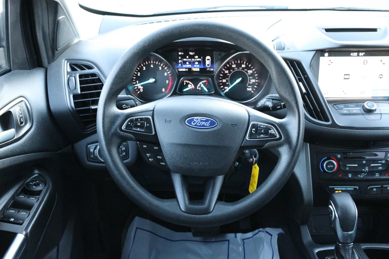 2018 Ford Escape SE Sport Utility 4D in gray — photo 29 of 40