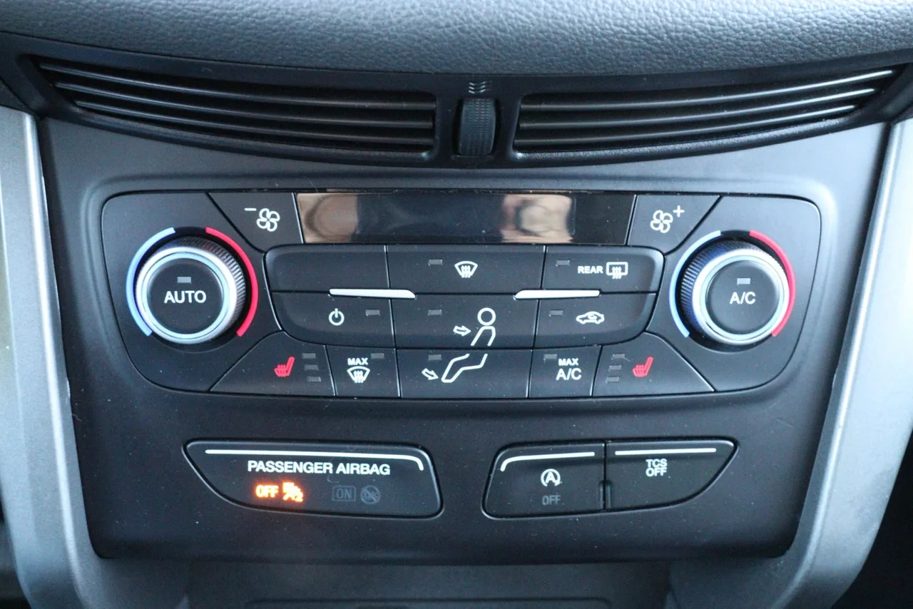 2018 Ford Escape SE Sport Utility 4D in gray — photo 30 of 40