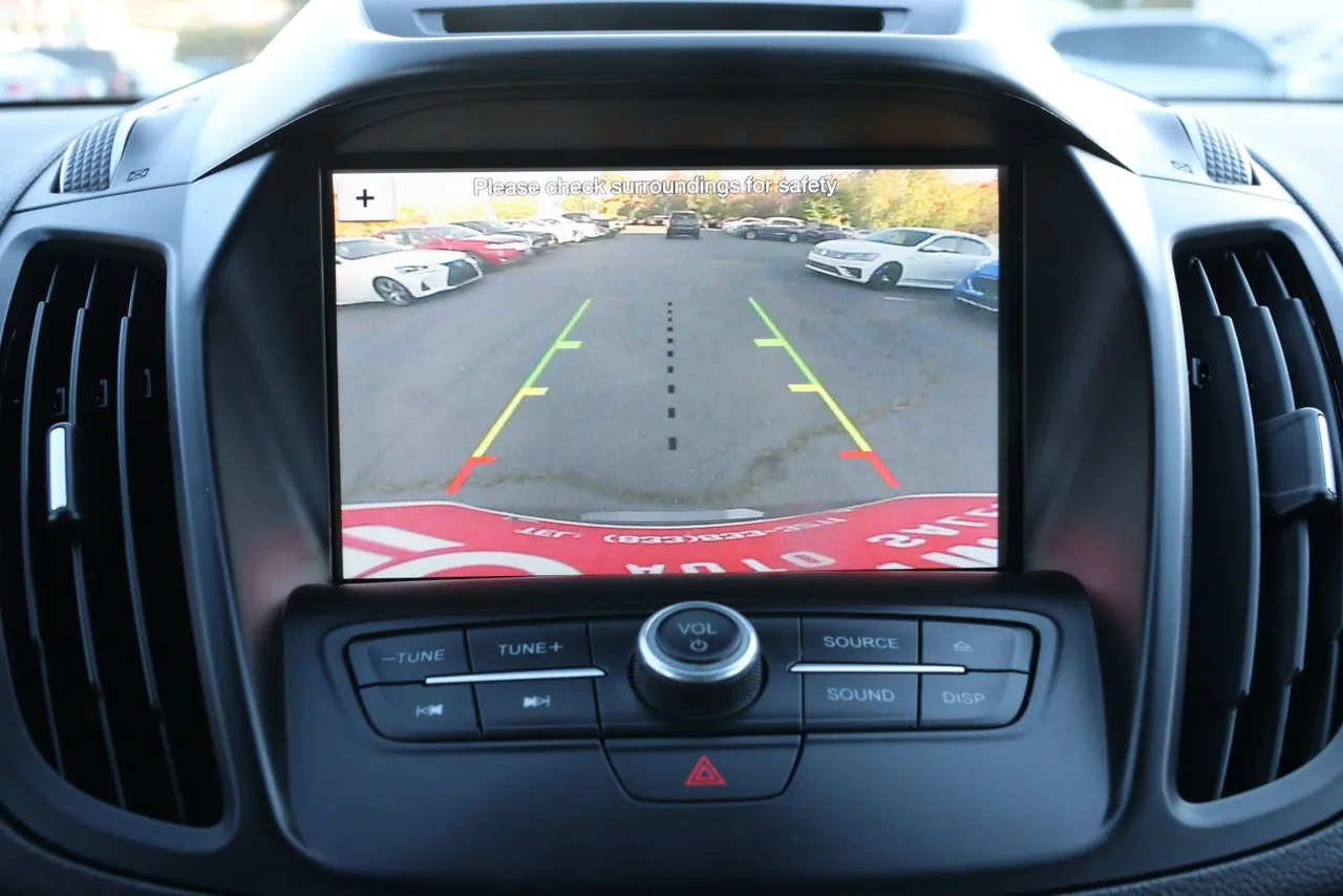 2018 Ford Escape SE Sport Utility 4D in gray — photo 31 of 40