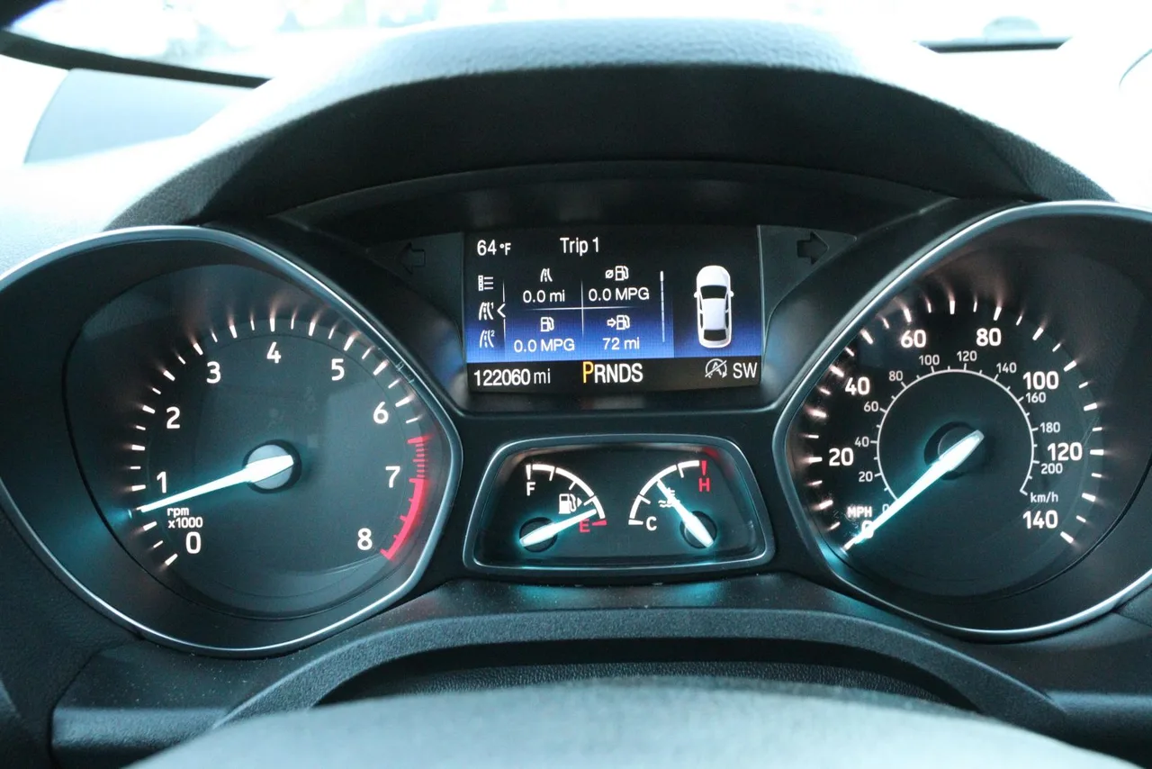 2018 Ford Escape SE Sport Utility 4D in gray — photo 32 of 40