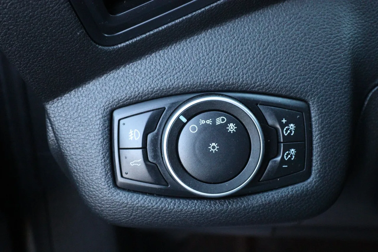 2018 Ford Escape SE Sport Utility 4D in gray — photo 33 of 40