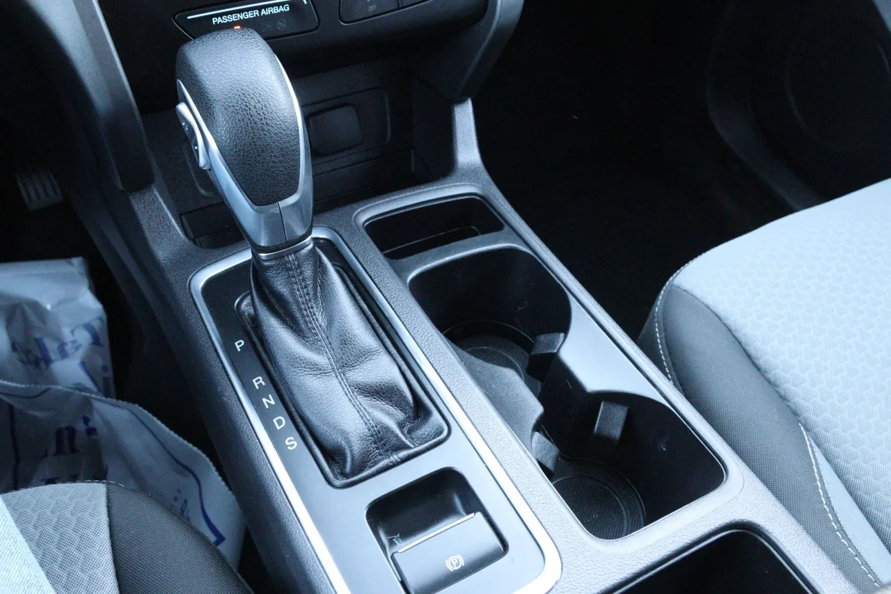 2018 Ford Escape SE Sport Utility 4D in gray — photo 34 of 40