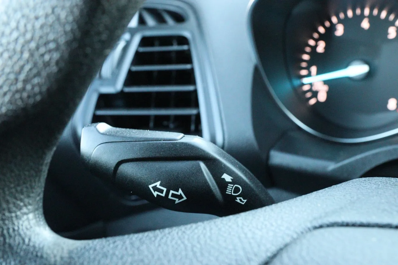 2018 Ford Escape SE Sport Utility 4D in gray — photo 35 of 40