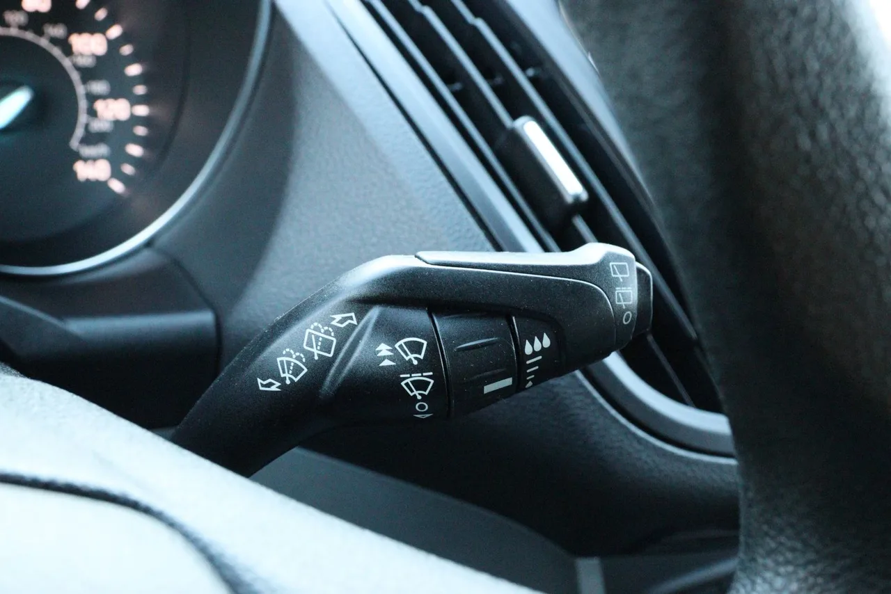 2018 Ford Escape SE Sport Utility 4D in gray — photo 36 of 40
