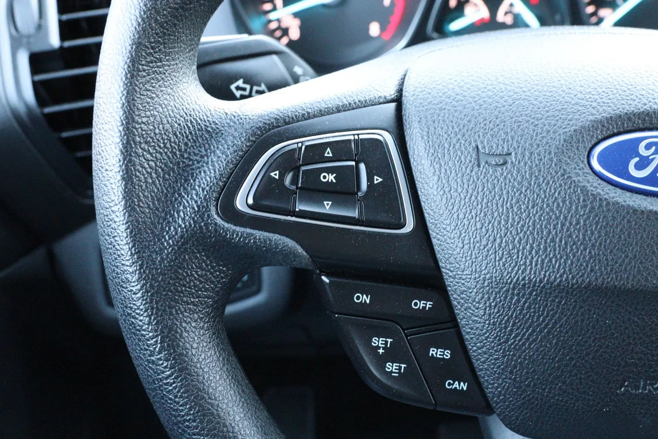 2018 Ford Escape SE Sport Utility 4D in gray — photo 37 of 40