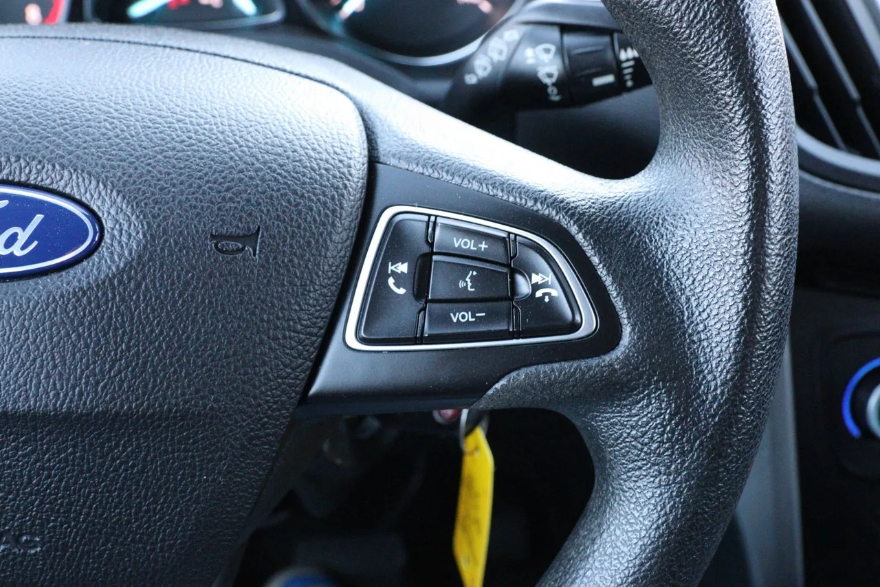 2018 Ford Escape SE Sport Utility 4D in gray — photo 38 of 40