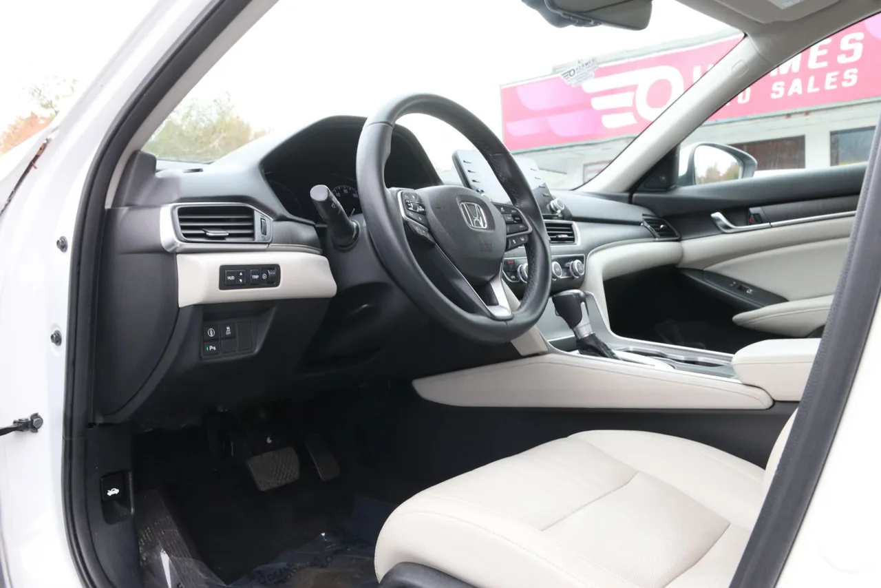 2018 Honda Accord Touring Sedan 4D in white — photo 13 of 44