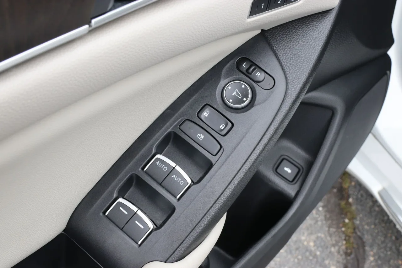 2018 Honda Accord Touring Sedan 4D in white — photo 14 of 44
