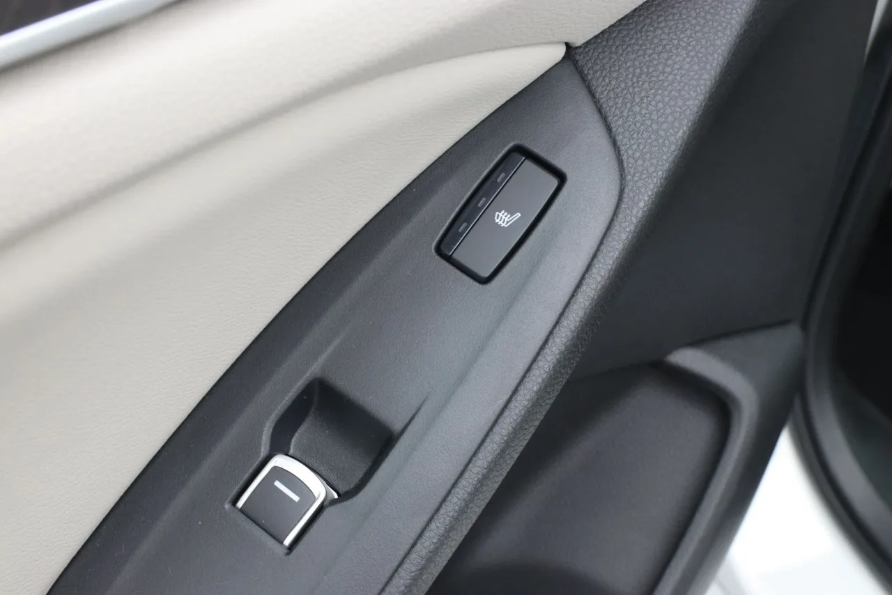 2018 Honda Accord Touring Sedan 4D in white — photo 19 of 44