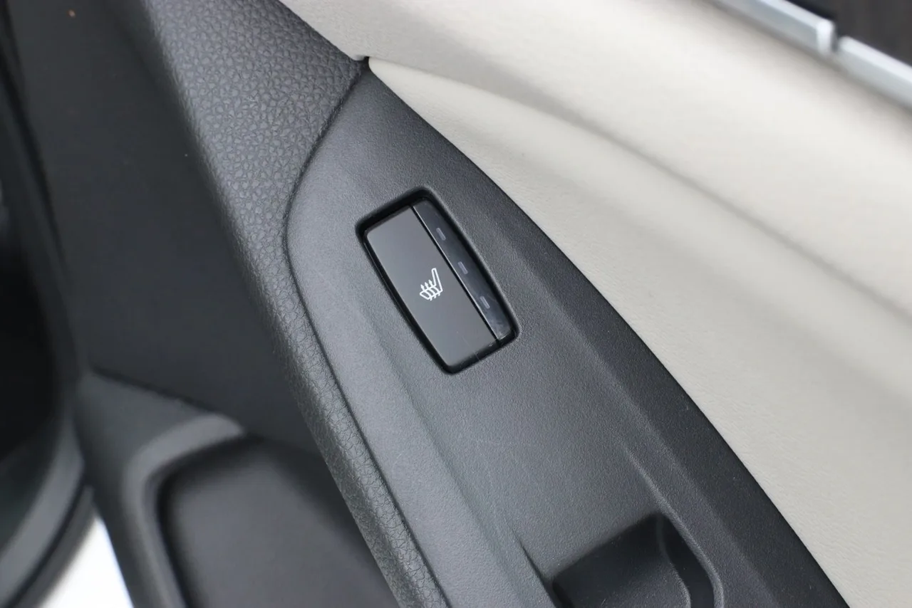2018 Honda Accord Touring Sedan 4D in white — photo 23 of 44