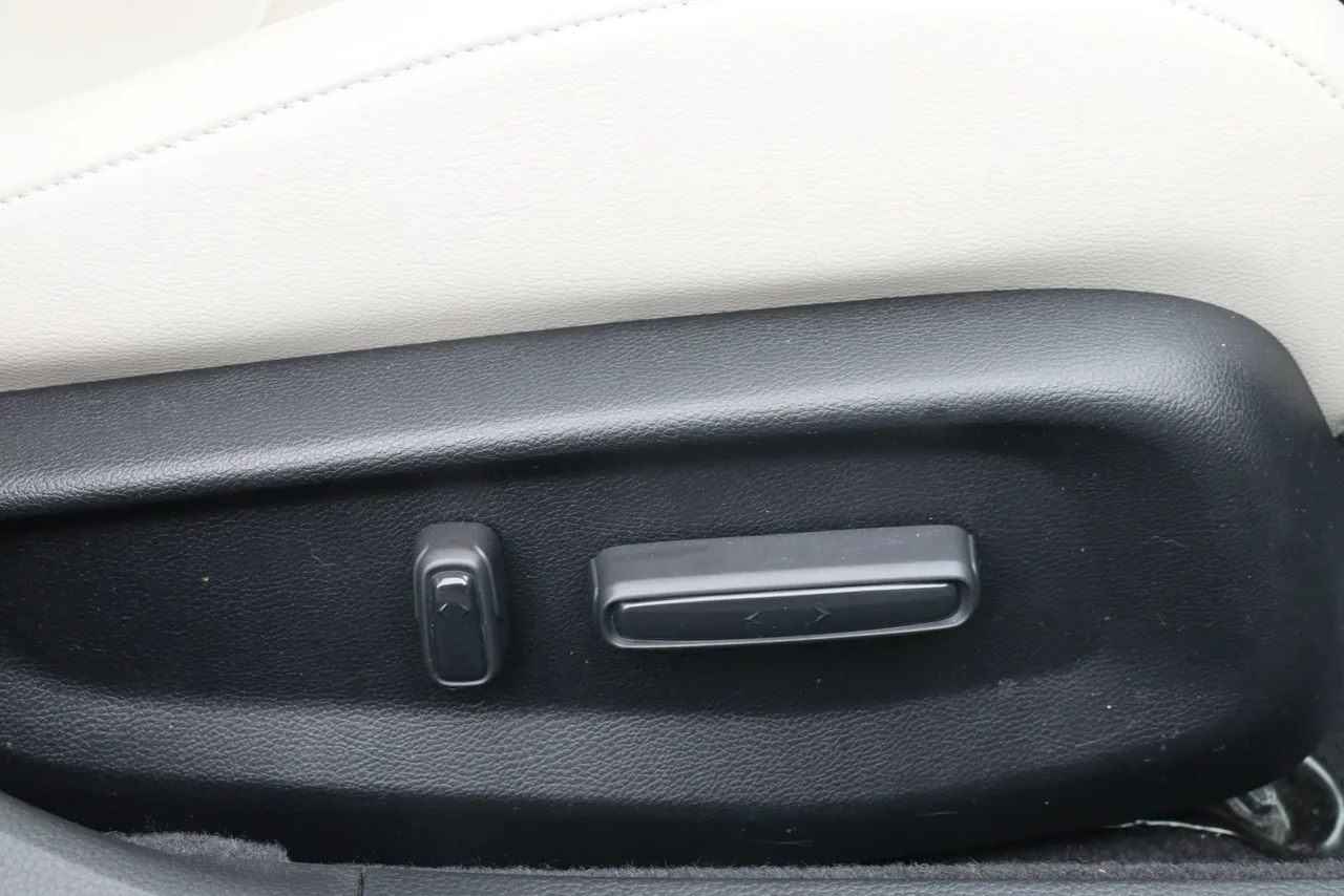 2018 Honda Accord Touring Sedan 4D in white — photo 28 of 44